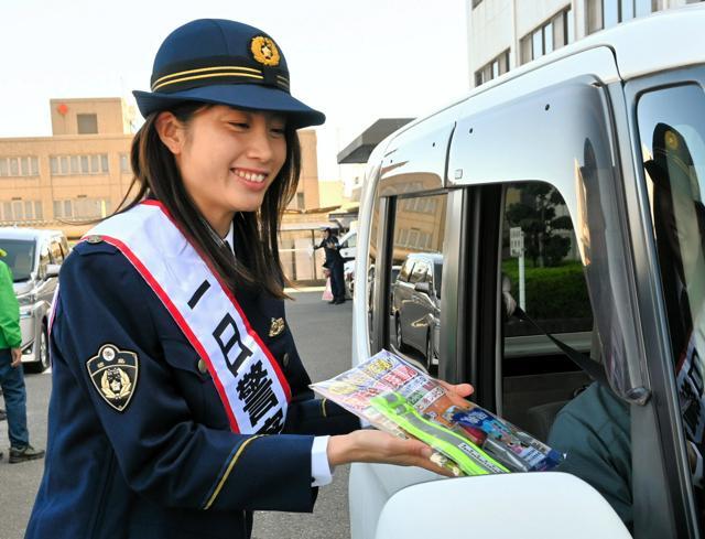 交通安全を呼びかけるチラシなどを渡す吉田凪沙さん=2024年12月9日、徳島市庄町3丁目、森直由撮影