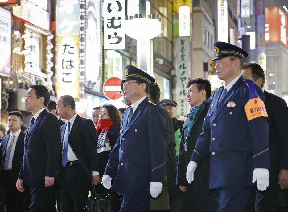 年末年始特別警戒のため、東京・新宿の歌舞伎町を巡視する警視庁の緒方禎己警視総監（中央）ら＝20日夜