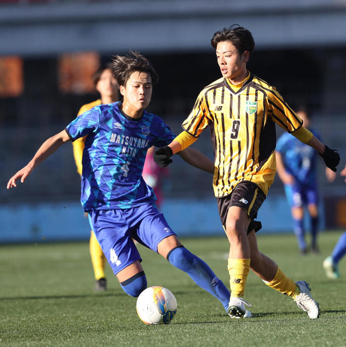 全国高校サッカー選手権　東海大山形対松山北、前半、競り合う松山北・遠藤（左）と東海大山形・軽部（撮影・水谷安孝）