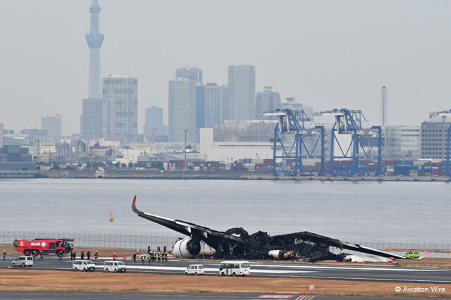 海保機との衝突で焼け落ちたJALのA350-900 JA13XJ＝24年1月3日 PHOTO: Tadayuki YOSHIKAWA/Aviation Wire