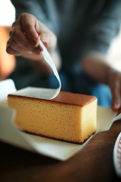 上に掛けられた紙をとって、こっくり茶色でつやのあるカステラがお目見えする瞬間も好き♡　大極殿・春庭良（カステーラ） ハーフサイズ￥675