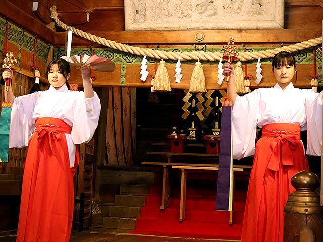 本番へ練習を重ねる臨時巫女＝岩峅雄山神社