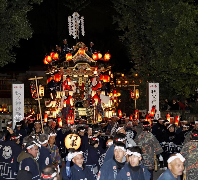 秩父夜祭で秩父神社を出発する山車＝3日夜、埼玉県秩父市