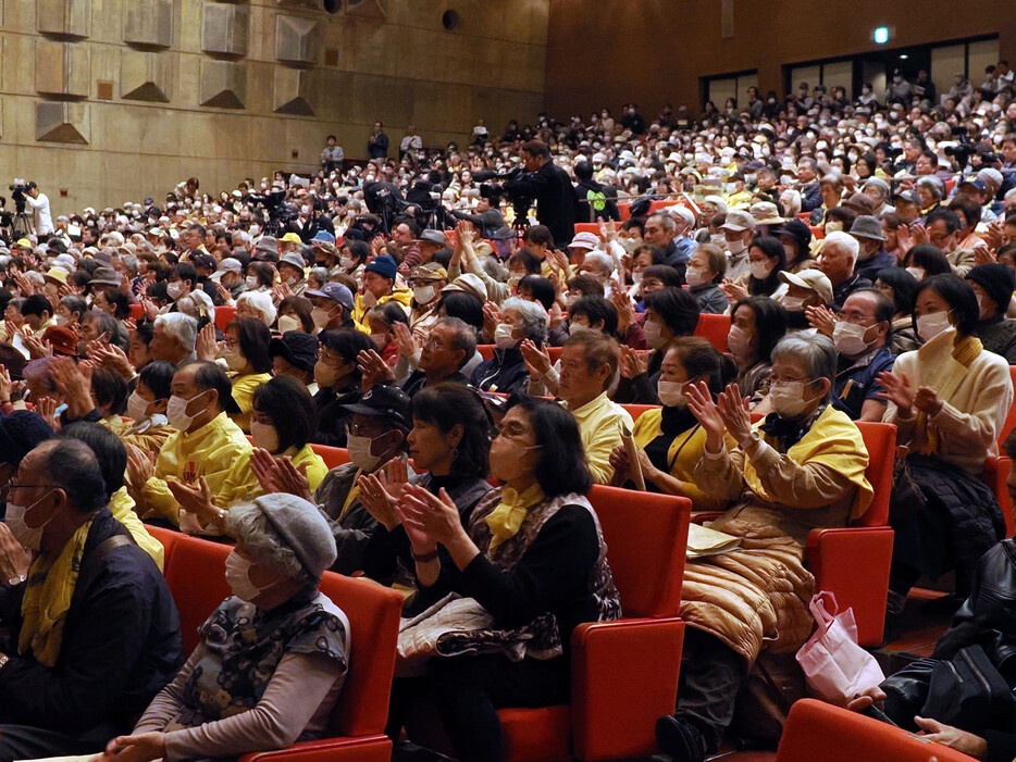 米兵による少女暴行事件に抗議する県民大会で、大会決議に賛意を示す市民ら＝２２日午後、沖縄県沖縄市