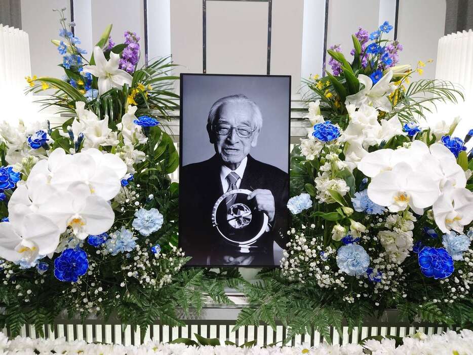 祭壇に飾られた賀川浩さんの遺影。国際サッカー連盟（FIFA)会長賞を受賞したときの一枚だ（撮影・大澤謙一郎）