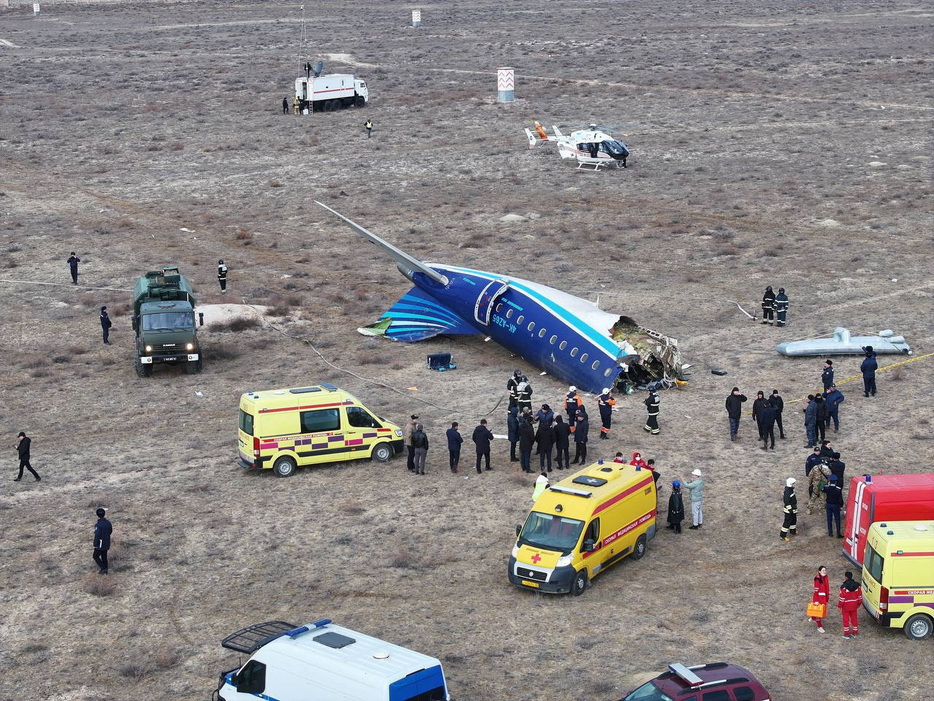 １２月２５日、  アゼルバイジャンからロシアへ向かっていたアゼルバイジャン航空の旅客機がカザフスタン西部のアクタウ近郊に墜落した。写真は墜落現場をドローンより撮影（２０２４年　ロイター/Azamat Sarsenbayev）