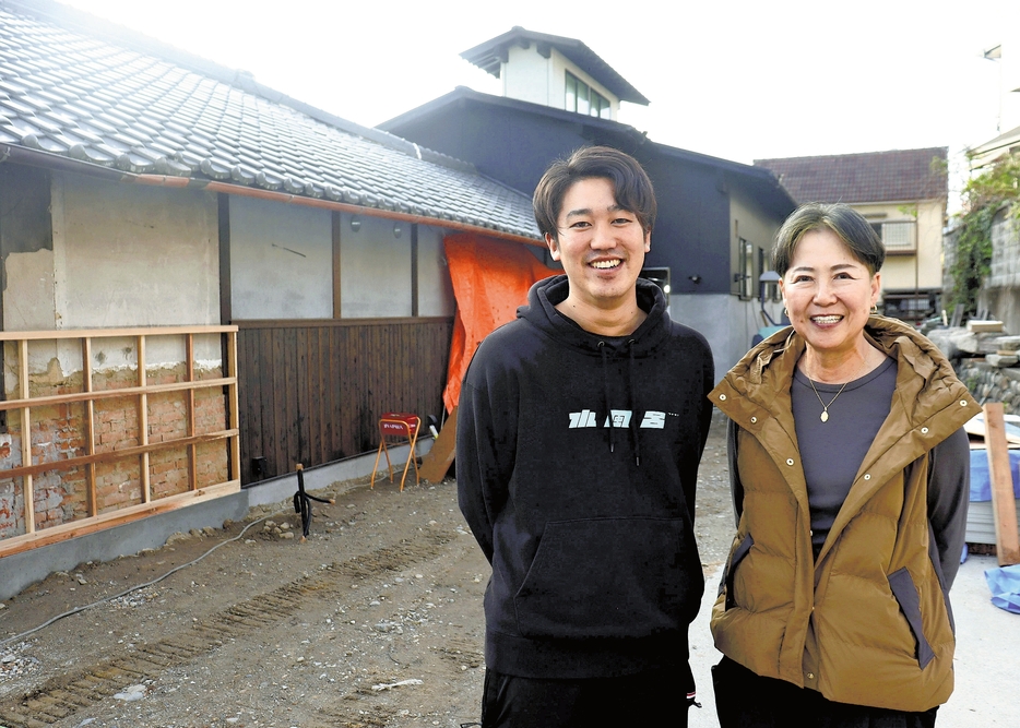 改修工事が進む建物の前で意気込みを語る湯原さん（右）と高瀬さん（和歌山県橋本市で）