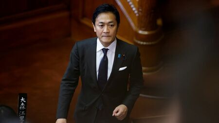 「3カ月の役職停止」となった国民民主党の玉木雄一郎代表。国民民主の要求している減税要求さえ通らないようでは、日本はもはや後進国だと筆者は言う（写真：ブルームバーグ）