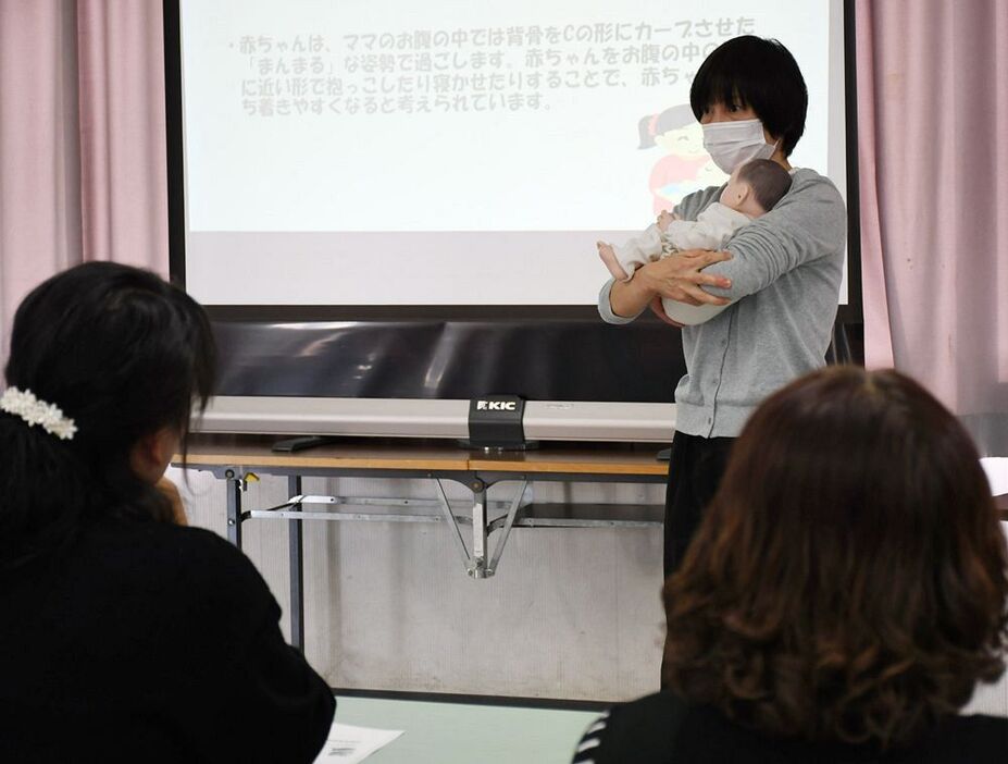 人形を使って抱っこの仕方を説明する助産師の田中知恵さん（和歌山県田辺市高雄１丁目で）