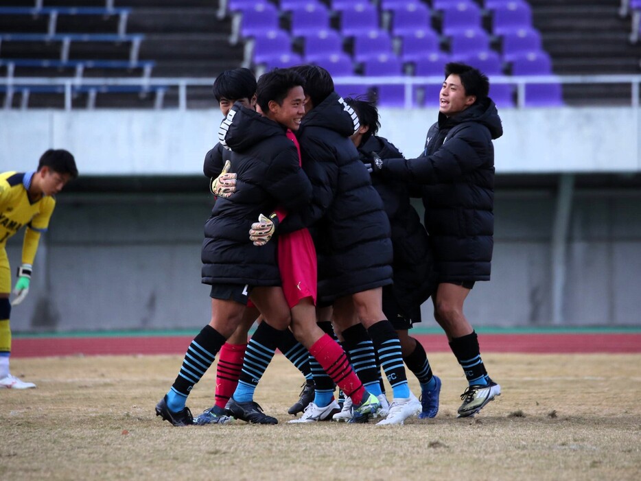 岡山学芸館高がPK戦を制し、プレミアリーグプレーオフ初戦突破(Taro YOSHIDA)