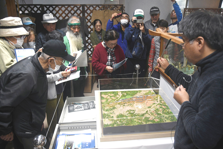 与論城跡ジオラマ模型を前に行われた説明会＝14日、鹿児島県与論町