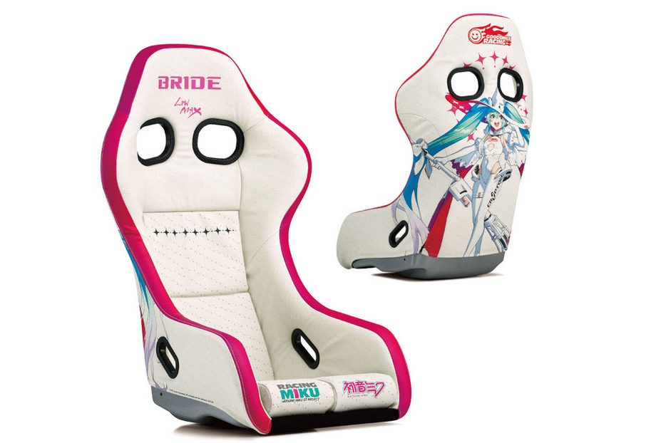 2023年モデルも販売されていたBRIDEと初音ミクとコラボシートが再び販売される。新デザインのイラストが採用されているほか、BRIDEのシートなだけに車検にももちろん対応している。