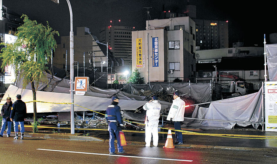 足場が倒れた工事現場＝８日午前３時４０分、金沢市片町２丁目