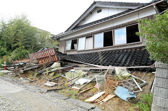 能登半島地震で倒壊した家屋。区長によると、地震前から空き家だったという=2024年12月4日午後2時19分、石川県珠洲市正院町、小崎瑶太撮影