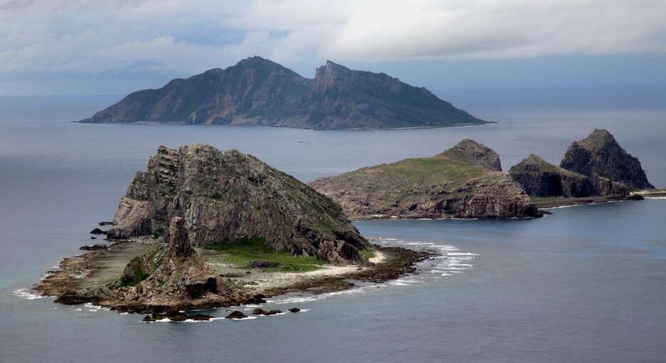 東シナ海上空から望む尖閣諸島（鈴木健児撮影）