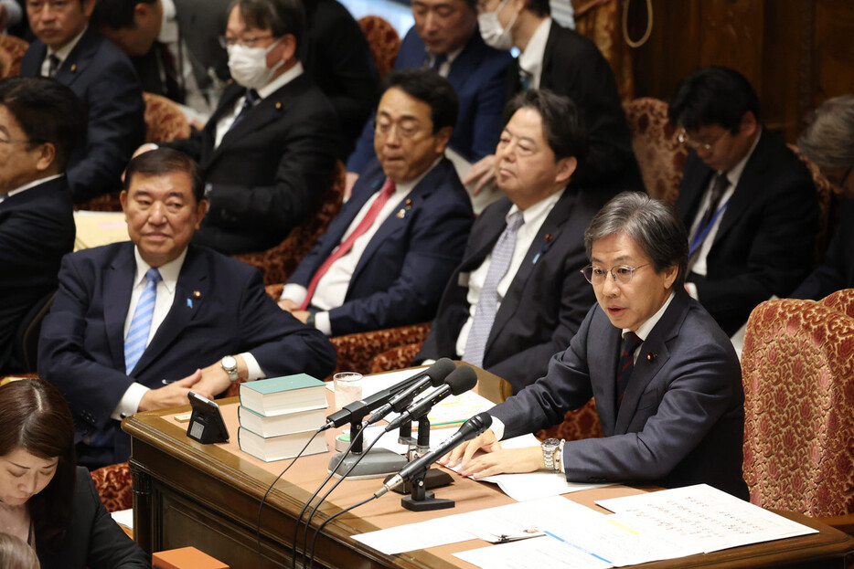 衆院予算委員会に臨む安住淳委員長（右）。左は石破茂首相＝５日午前、国会内