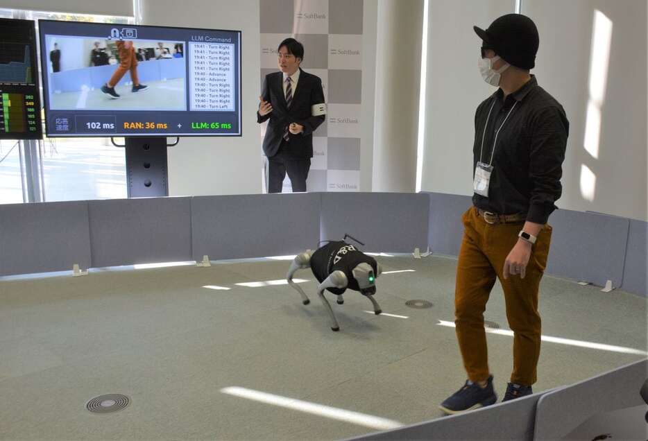 ソフトバンクは遅延の少ない次世代の通信システムを構築し、犬型ロボットの遠隔操作の実証実験をしている＝５日、神奈川県藤沢市