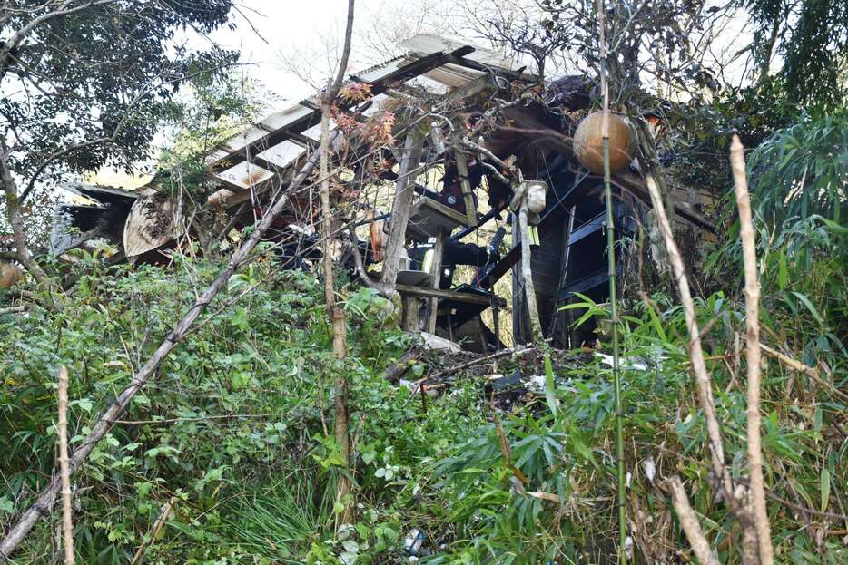 全焼し１人の遺体が見つかった現場＝３日、霧島市横川町中ノ