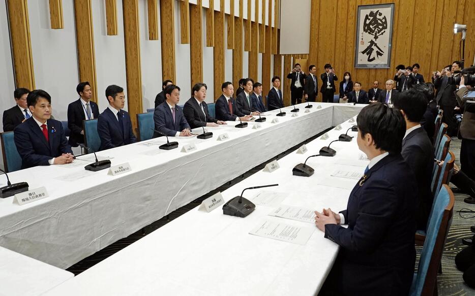 首相官邸で開かれた外国人材の確保・育成を目的とする新制度に関する関係閣僚会議＝17日午前