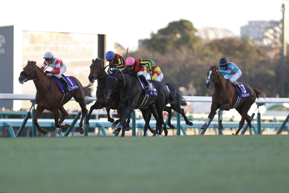 （左）ダノンデサイルと横山典弘騎手