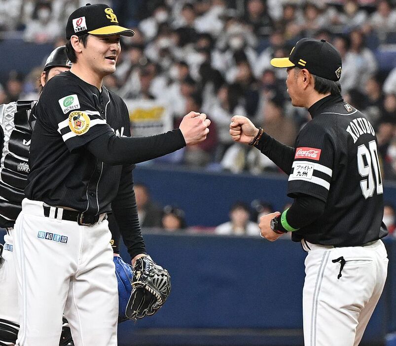 7回途中で降板を伝えられ、小久保監督（右）とグータッチを交わす有原（撮影・穴井友梨）