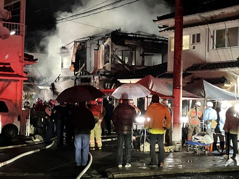 煙を上げて燃える民家（22日午前5時45分）