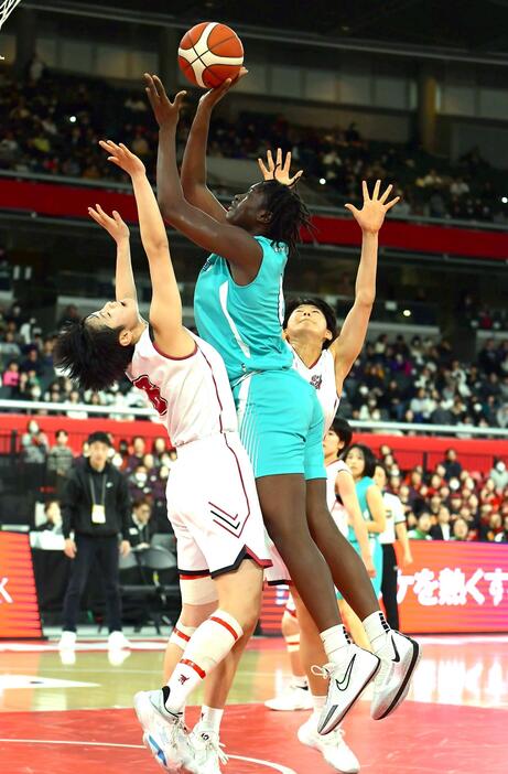 【女子準決勝・大阪薫英－慶誠】第1クオーター、シュートを決める慶誠・ロー（中央）（撮影・安藤由華）