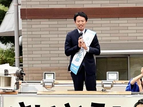 知事選で街頭演説する斎藤元彦氏（１１月１６日）