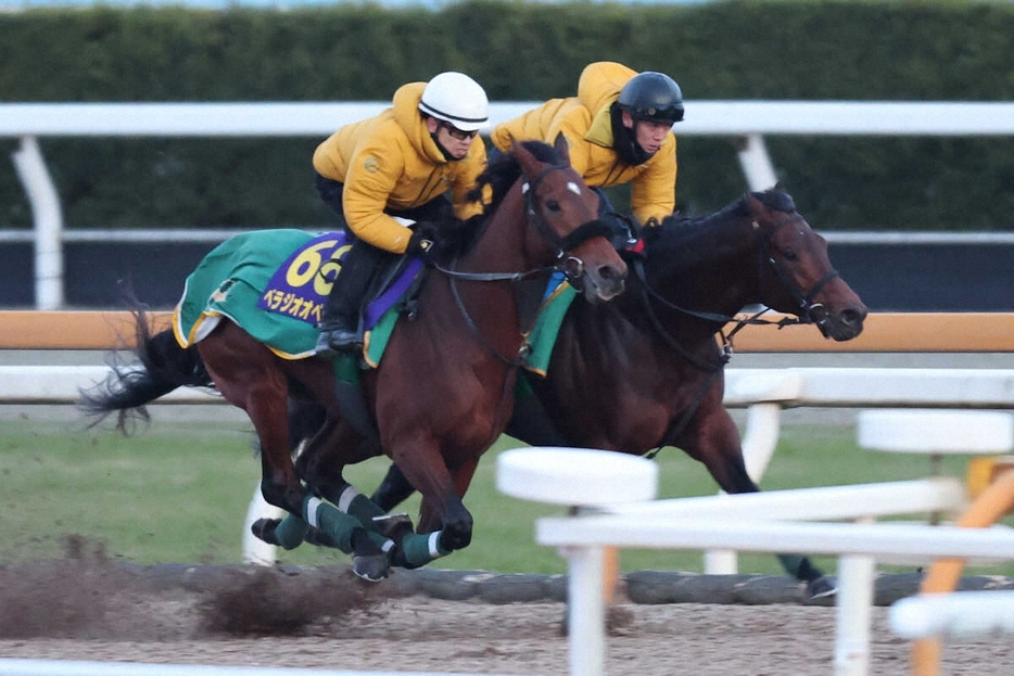 ＜有馬記念＞CWコース併せ馬で追い切られたベラジオオペラ（左）