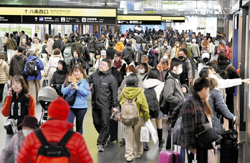 利用客で混雑するＪＲ京都駅の南北自由通路（京都市下京区で）＝飯島啓太撮影