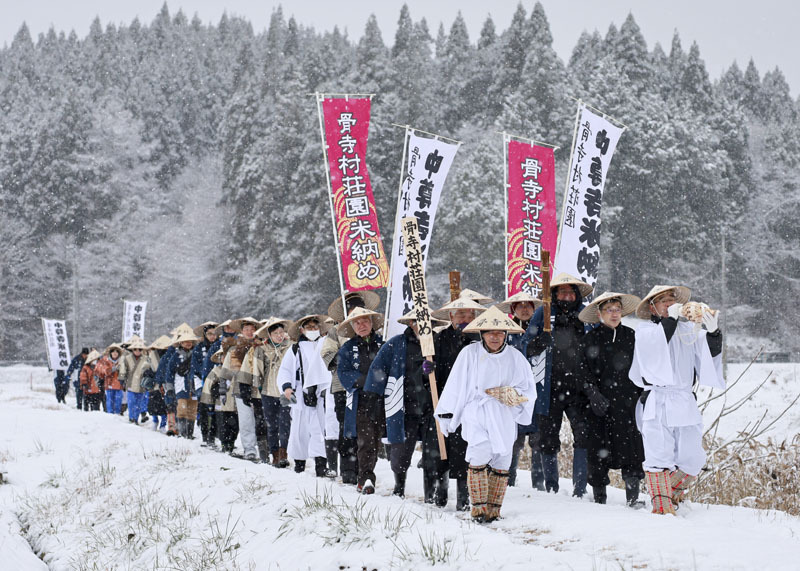 骨寺村荘園で収穫された新米などを中尊寺に納めるため、雪道を歩く一行