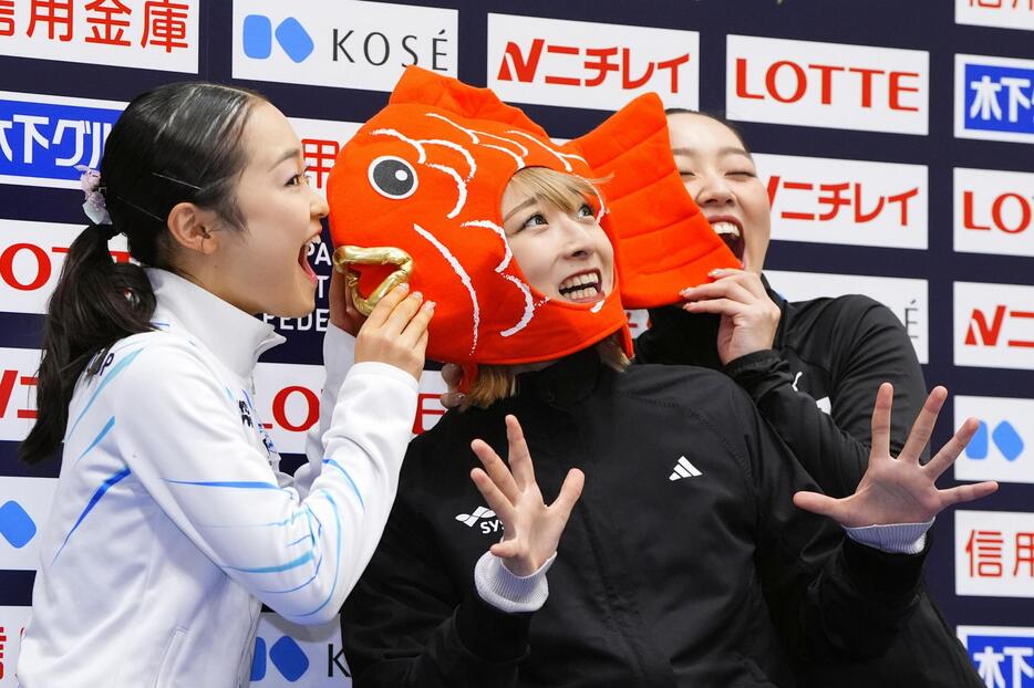 記者会見を前に撮影に応じる（左から）2位の島田麻央、優勝の坂本花織、3位の樋口新葉＝東和薬品ラクタブドーム