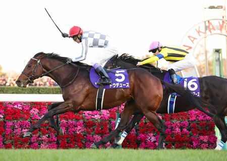 2023年12月24日、有馬記念、1着でゴールするドウデュース（武豊騎手）　写真／東京スポーツ/アフロ