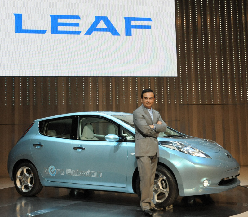 電気自動車「リーフ」の前でポーズをとるカルロス・ゴーン社長（当時）＝横浜市の日産自動車新本社で2009年8月2日午前10時33分、三浦博之撮影