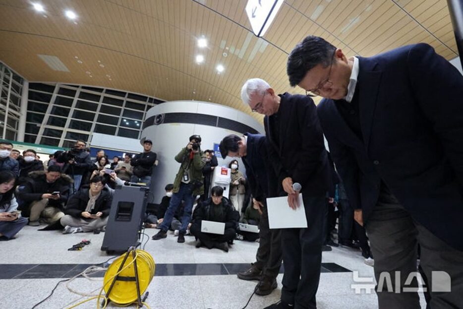 29日、務安国際空港で遺族に謝罪する済州航空のキム・イベ（金二培）社長ら経営陣＝共同取材(c)NEWSIS