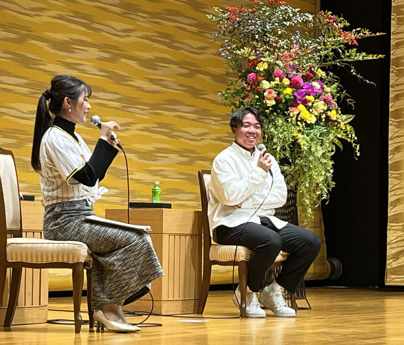 トークショーで笑顔を見せる阪神村上（右）