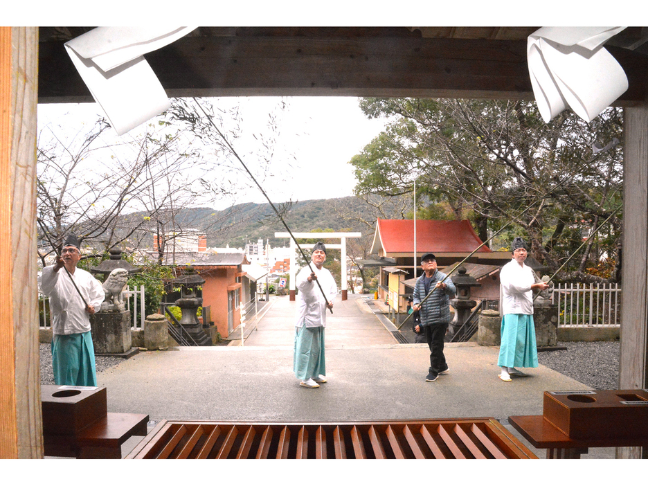 恒例のすす払いで正月準備を行った高千穂神社＝20日、鹿児島県奄美市名瀬