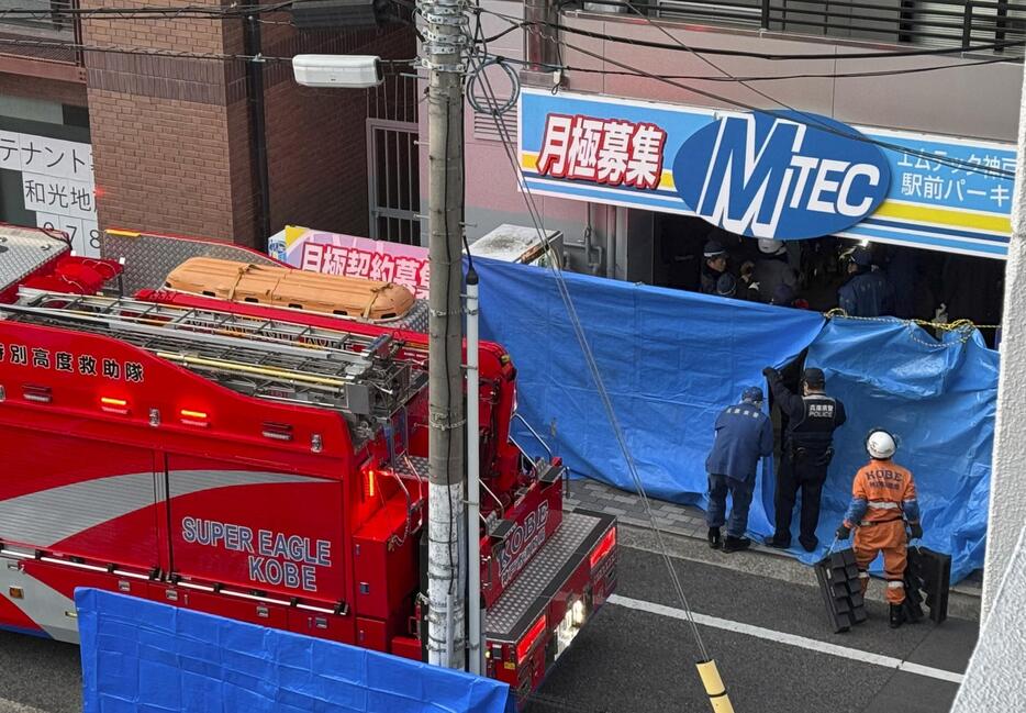 点検作業中に車が落下し、作業員が巻き込まれた立体駐車場の入り口＝27日午後4時43分、神戸市中央区