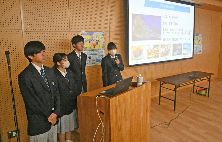 観光コンテンツをプレゼンテーションする高校生ら（9日、和泊町役場）