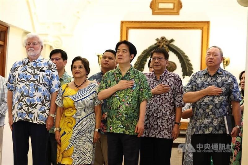 胸に手を当てて中華民国国歌を歌う頼清道総統（右から3人目）。隣の女性はグアムのレオンゲレロ知事