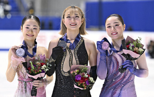 表彰台で笑顔を見せる優勝した坂本花織（中央）、２位の島田麻央（左）、３位の樋口新葉（右）（２２日）＝武藤要撮影