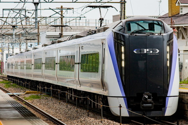 特急「かいじ」の車両（画像：写真AC）。