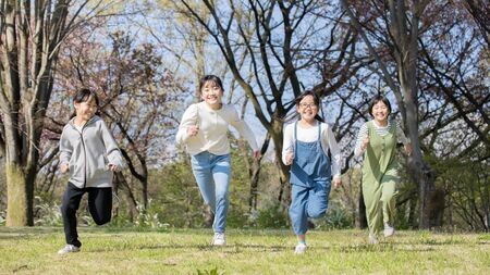 近視と外遊びの関係とは（写真：sasaki106／PIXTA）