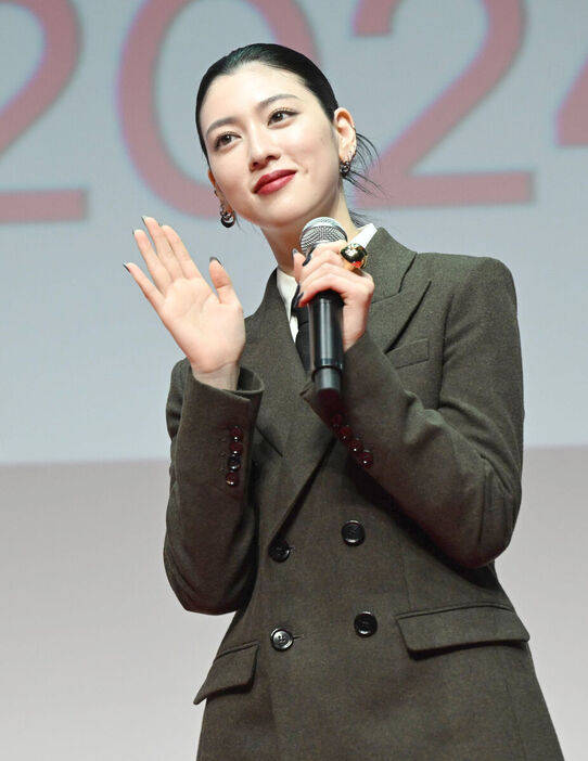 授賞式に登壇した三吉彩花（カメラ・竹松　明季）