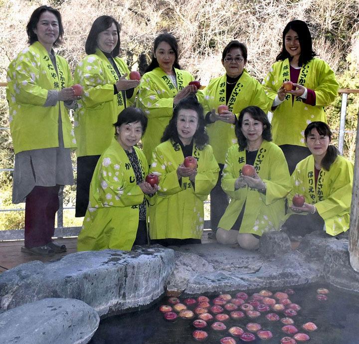 年末年始に実施する「りんご風呂」をPRする各旅館の女将