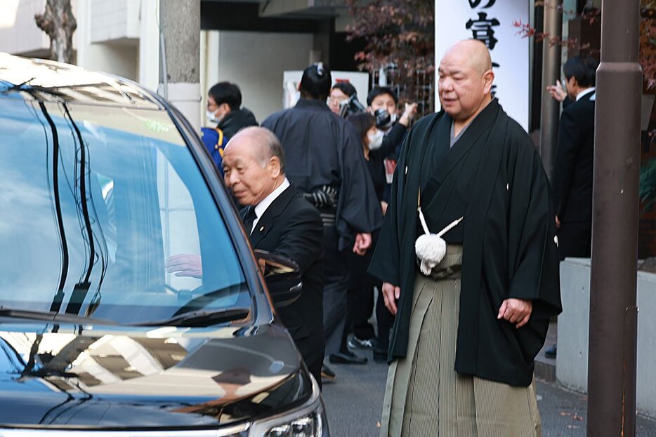 弔問に訪れた鈴木宗男氏(左）を見送る八角理事長