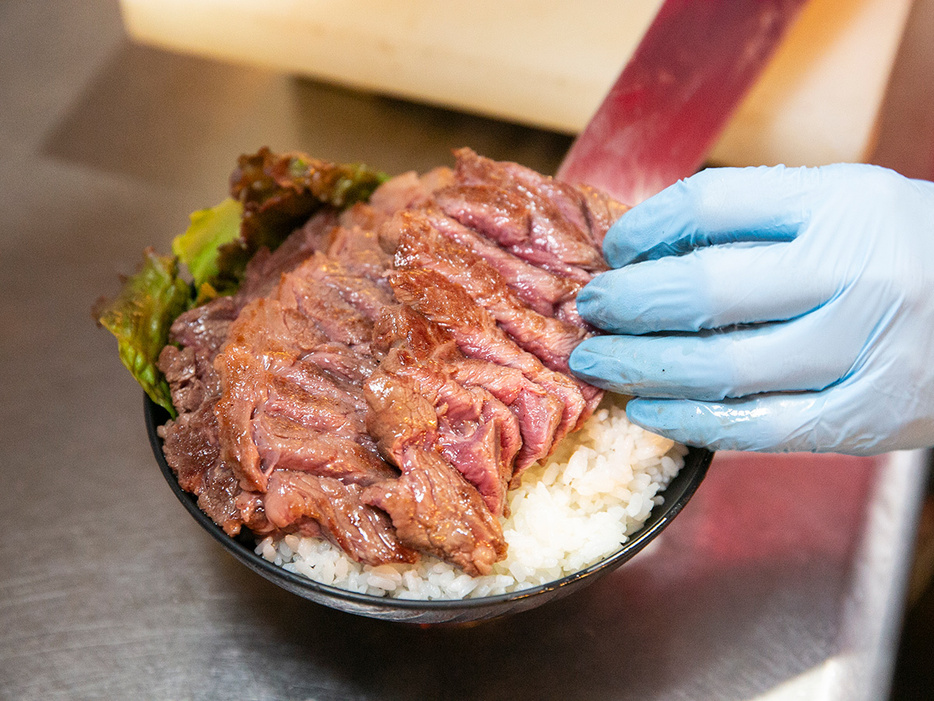 ご飯の上に細くカットした肉を3列に並べて全体を覆う。ご飯にも肉汁とタレが染みてうまい！