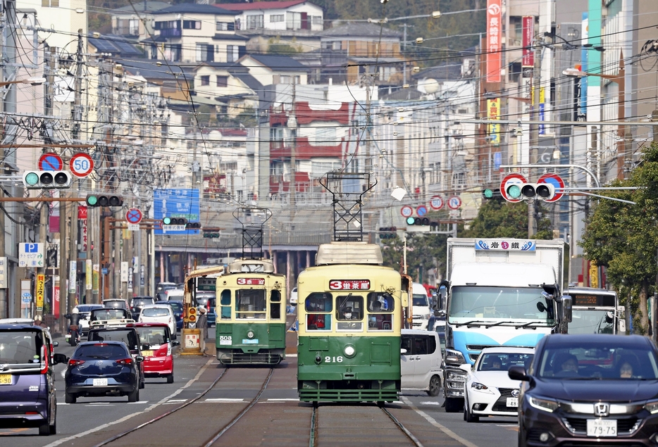 市街地を走る長崎電気軌道の電車