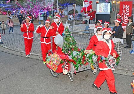 プレゼントをそりに積み込み出発する中学生サンタ＝佐賀市の開成公民館