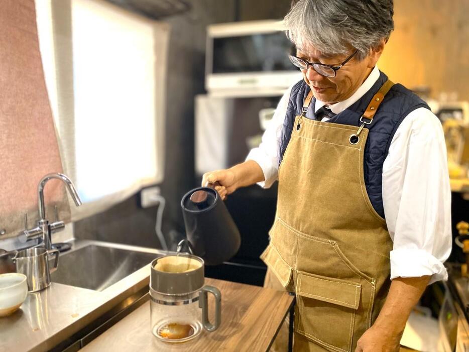 ハンドドリップでコーヒーをいれる「coffee one」店長の濱口直樹さん